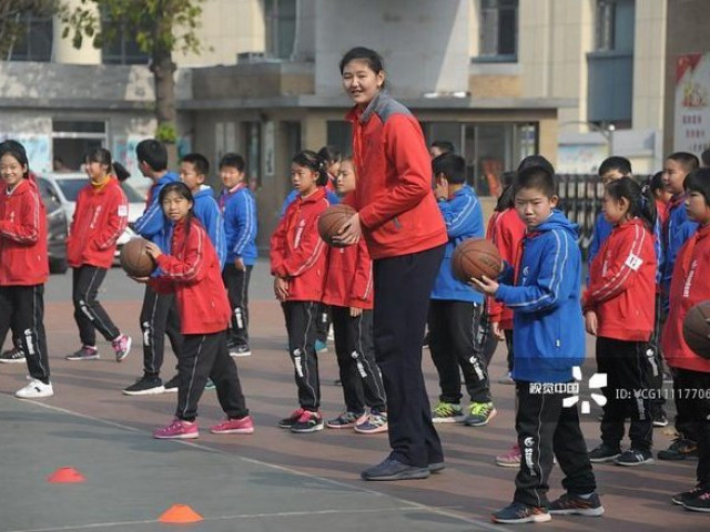 Bạn trẻ - Cuộc sống - Bé gái "lênh khênh" như người khổng lồ vì 14 tuổi đã cao 2m27