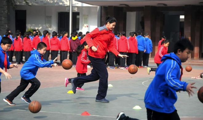 Trương Tử Vũ nổi bật khi đứng với bạn bè cùng trang lứa.