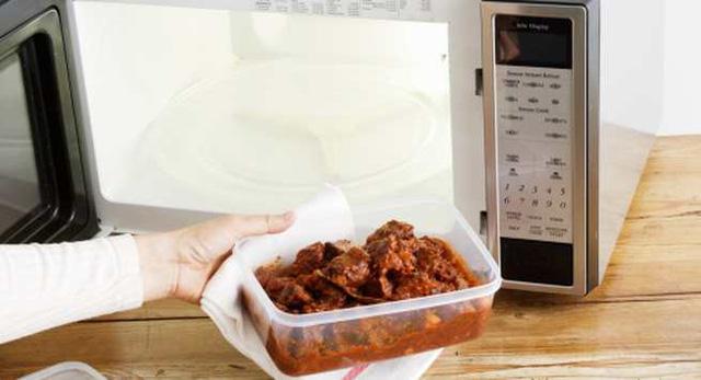 Dùng hộp nhựa trong lò vi sóng rất dễ gây hại cho sức khỏe. Ảnh minh họa