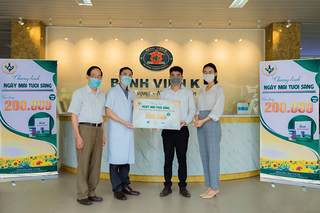 Ông Đặng Danh Ngọc - Đại diện Đơn vị tài trợ Nhãn hàng Nutri Ancan trân trọng tặng quà cho Đại diện Quỹ hỗ trợ bệnh nhân ung thư - Ngày mai tươi sáng