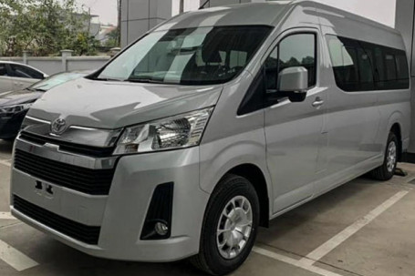 Cận cảnh Toyota Hiace mới tại đại lý, giá hơn 1,17 tỷ đồng