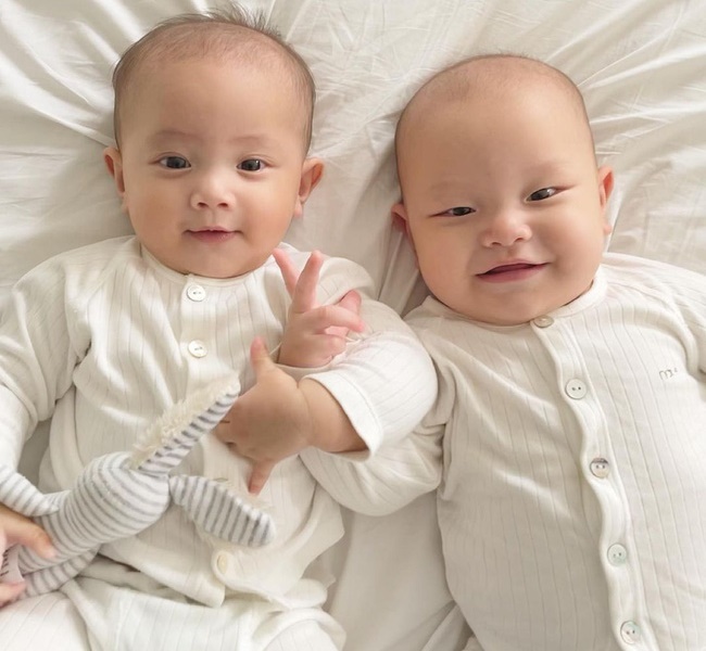 Những khoảnh khắc đời thường của hai nhóc tỳ nhà Hồ Ngọc Hà nhanh chóng gây sốt cộng đồng mạng bởi sự dễ thương và đáng yêu.
