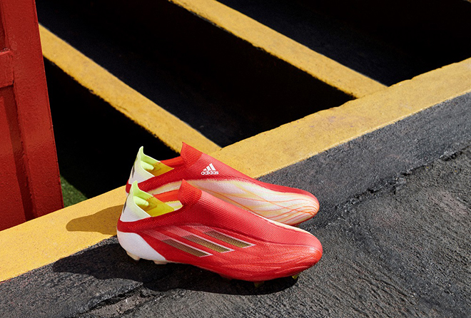 Phần thân trên dệt bằng công nghệ dệt Primeknit siêu nhẹ ôm khít bàn chân