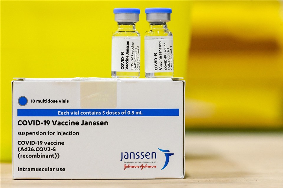 Bộ Y tế phê duyệt có điều kiện vắc-xin phòng COVID-19 Janssen cho nhu cầu cấp bách - 1