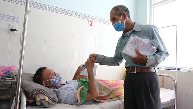 Ông Ngô Xuân Nam – Cán bộ đại diện HTX Phúc An Lâm Đồng trao quà và thăm hỏi bệnh nhân