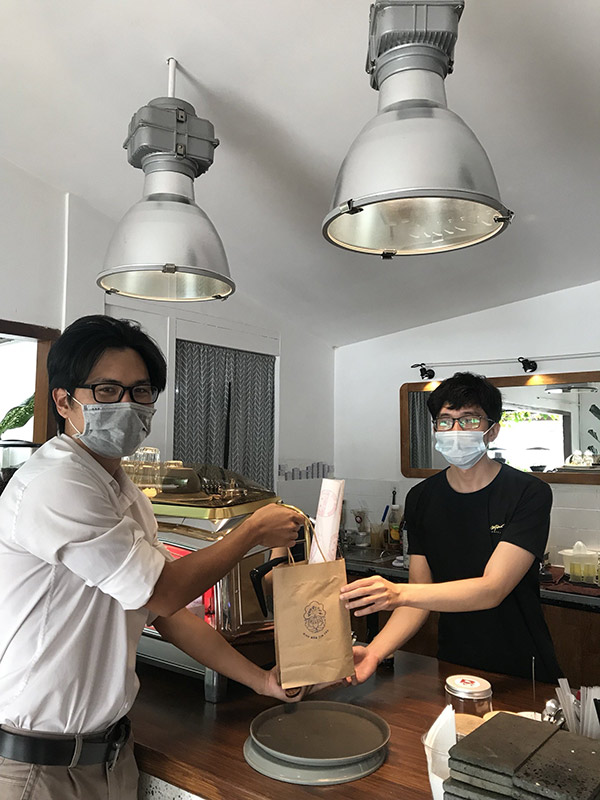 Ông Phạm Thanh Sang – Giám Đốc Truyền Thông&nbsp;HTX Phúc An Lâm Đồng trao quà phòng chống covid cho quán Cafe