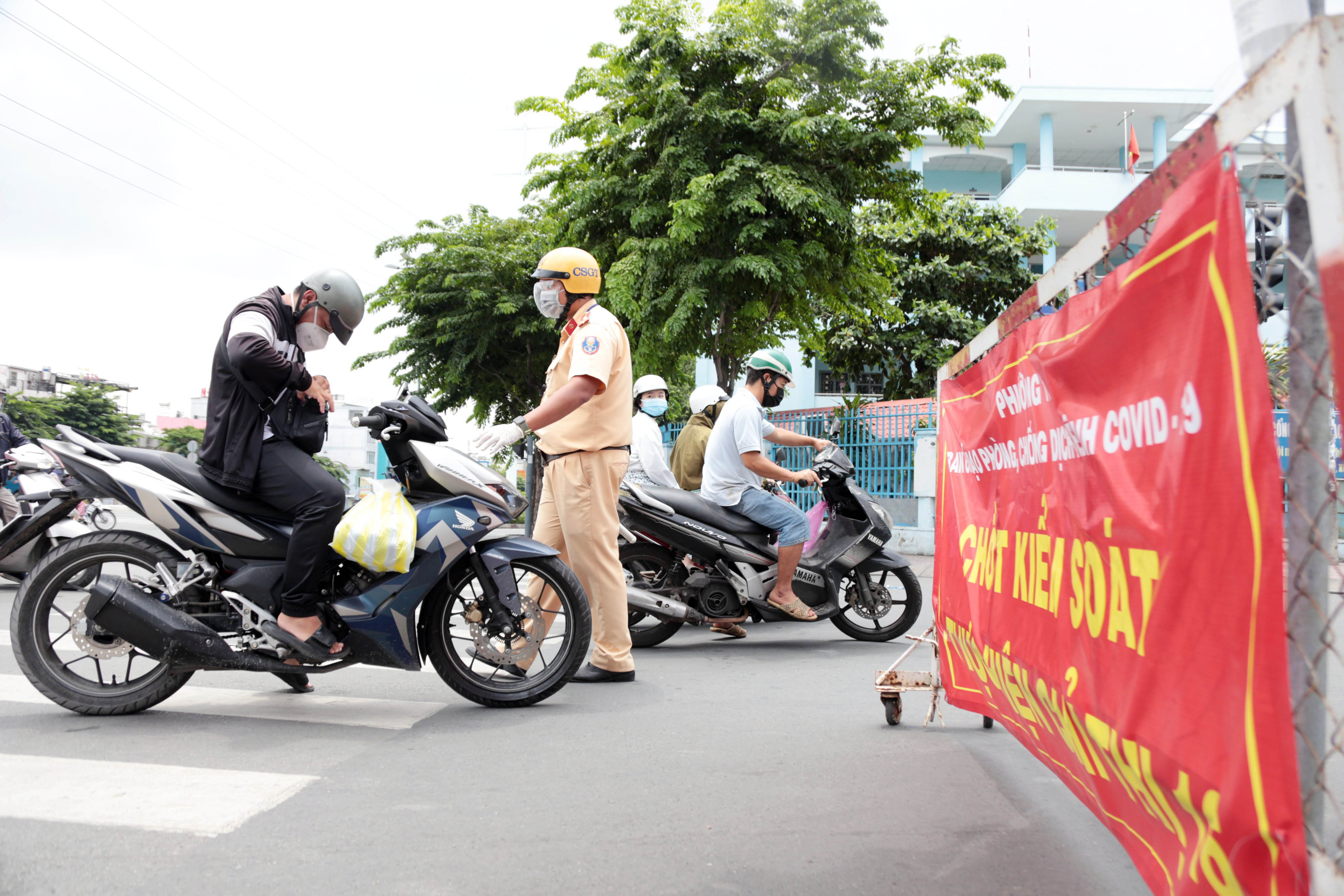 Nhiều chốt kiểm soát dịch ở TP.HCM được tái lập, người dân bị kiểm tra ngẫu nhiên - 1