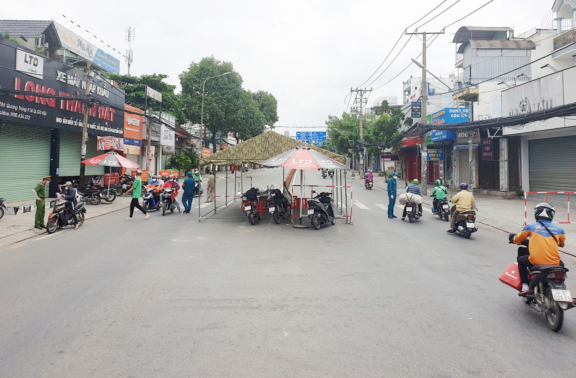 Nhiều chốt kiểm soát dịch ở TP.HCM được tái lập, người dân bị kiểm tra ngẫu nhiên - 10