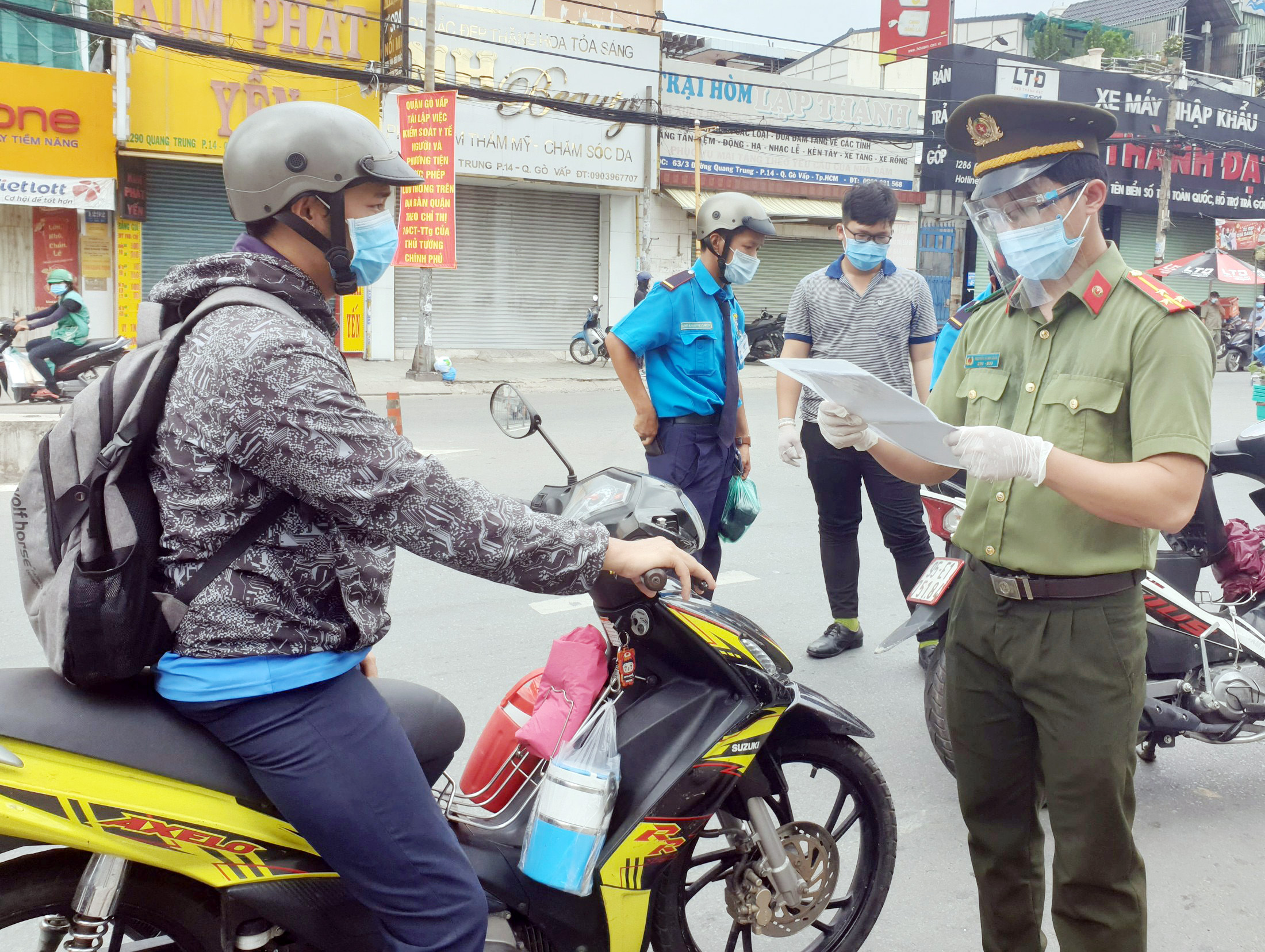 Nhiều chốt kiểm soát dịch ở TP.HCM được tái lập, người dân bị kiểm tra ngẫu nhiên - 11