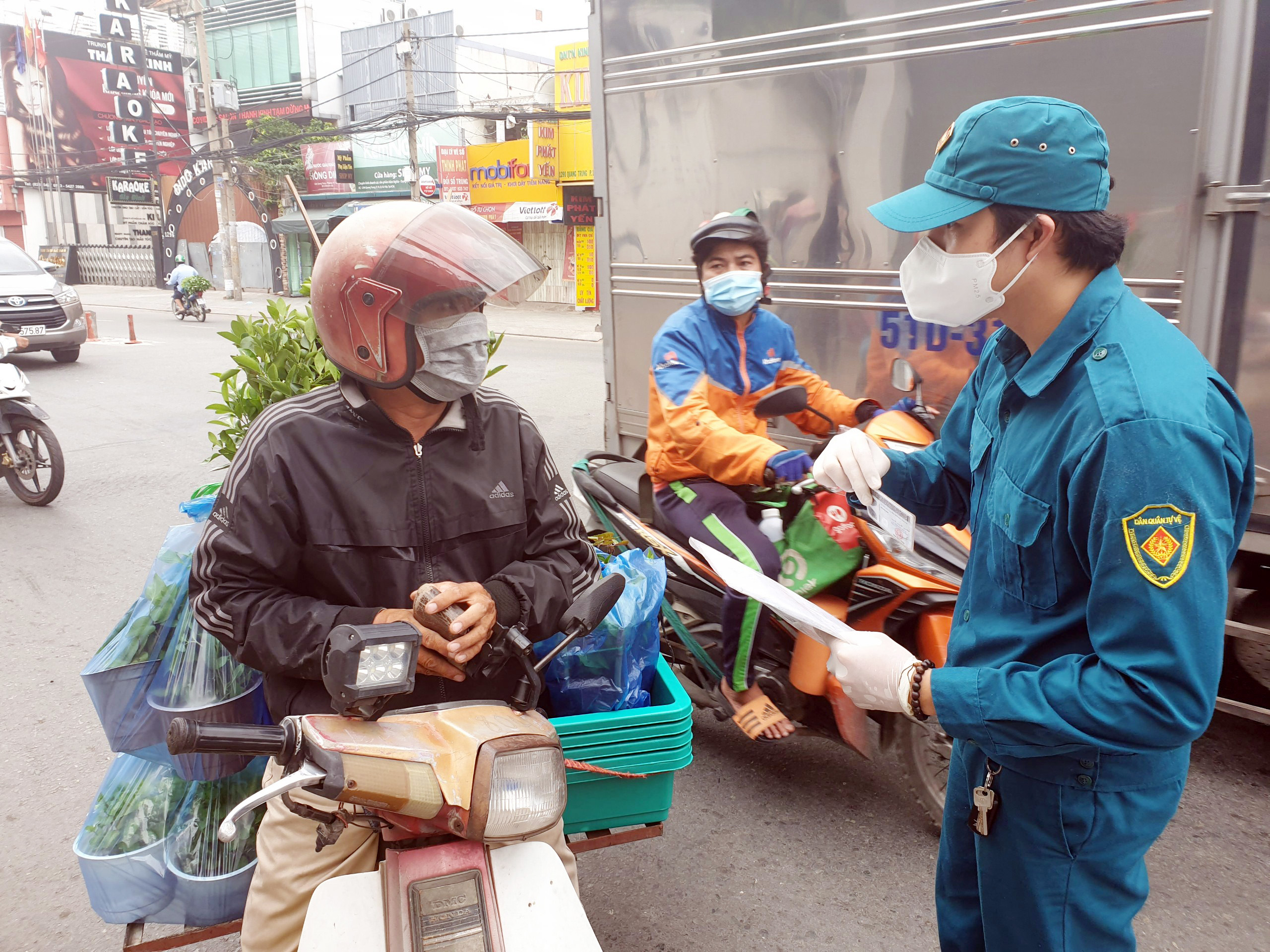 Nhiều chốt kiểm soát dịch ở TP.HCM được tái lập, người dân bị kiểm tra ngẫu nhiên - 12