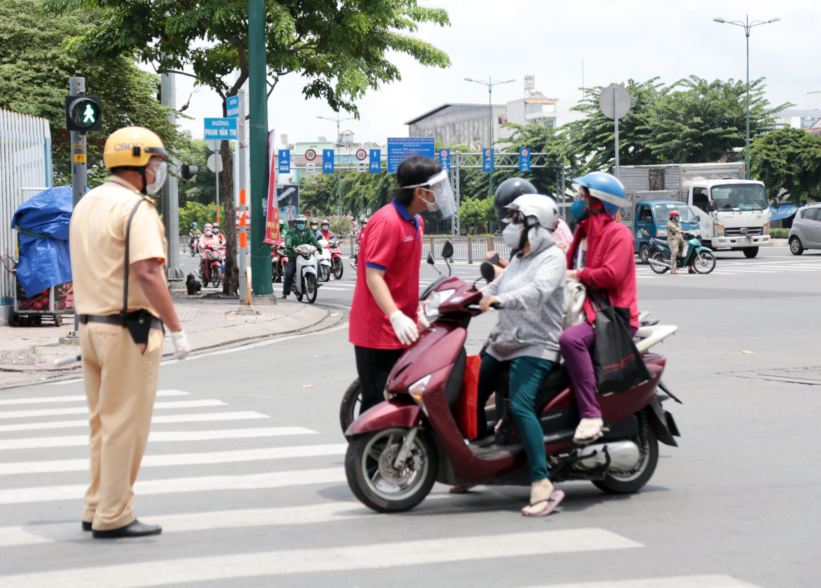 Nhiều chốt kiểm soát dịch ở TP.HCM được tái lập, người dân bị kiểm tra ngẫu nhiên - 2