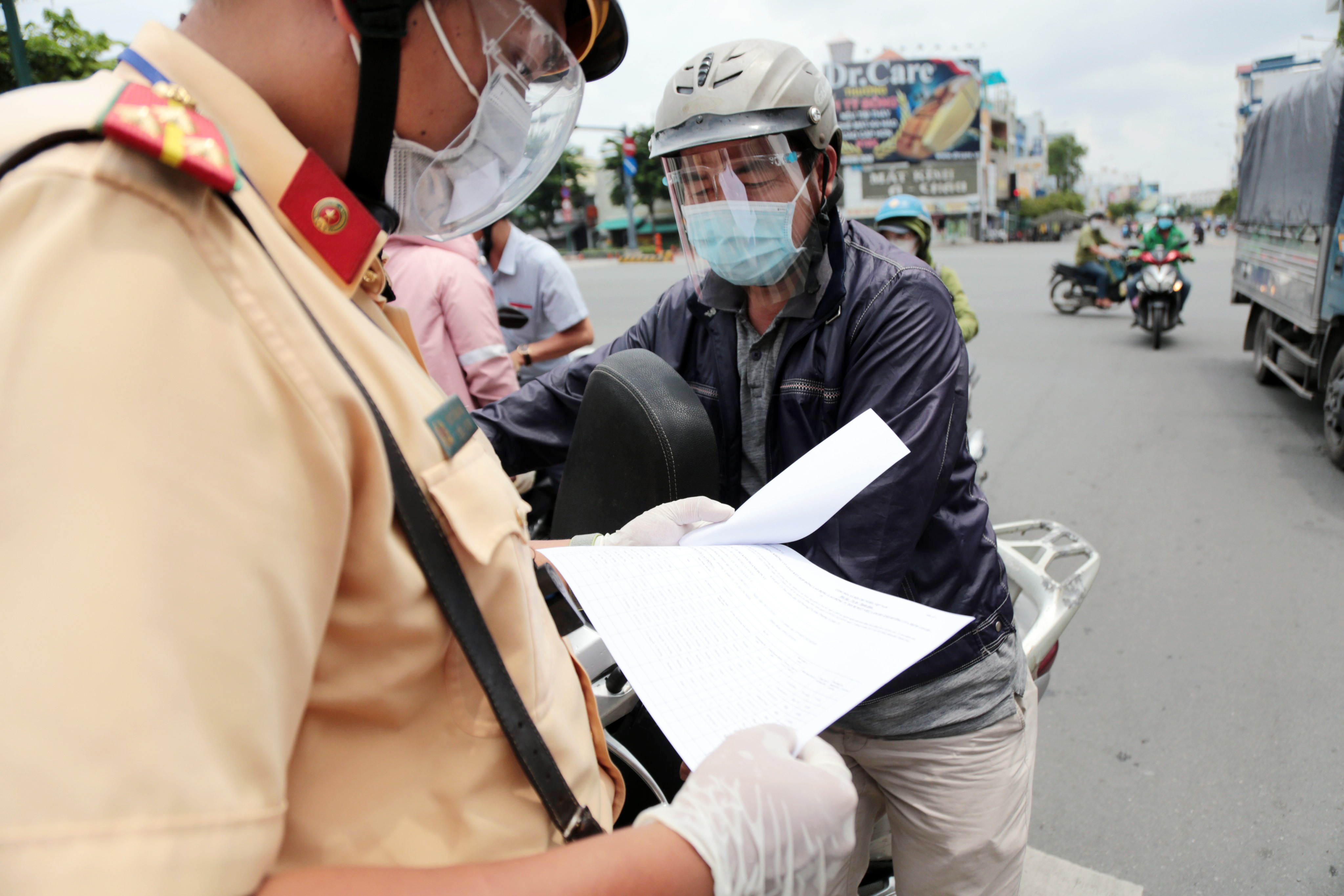 Nhiều chốt kiểm soát dịch ở TP.HCM được tái lập, người dân bị kiểm tra ngẫu nhiên - 3