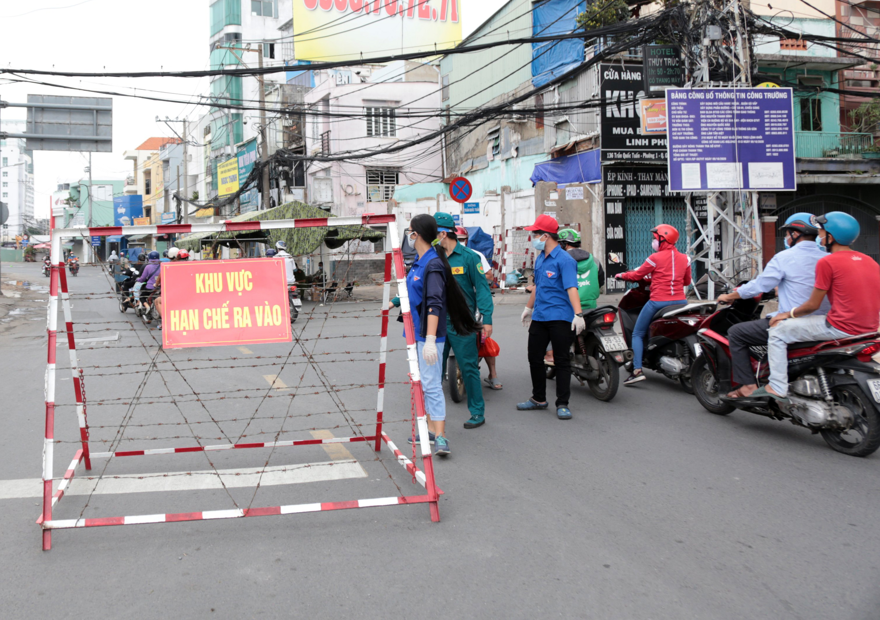 Nhiều chốt kiểm soát dịch ở TP.HCM được tái lập, người dân bị kiểm tra ngẫu nhiên - 6