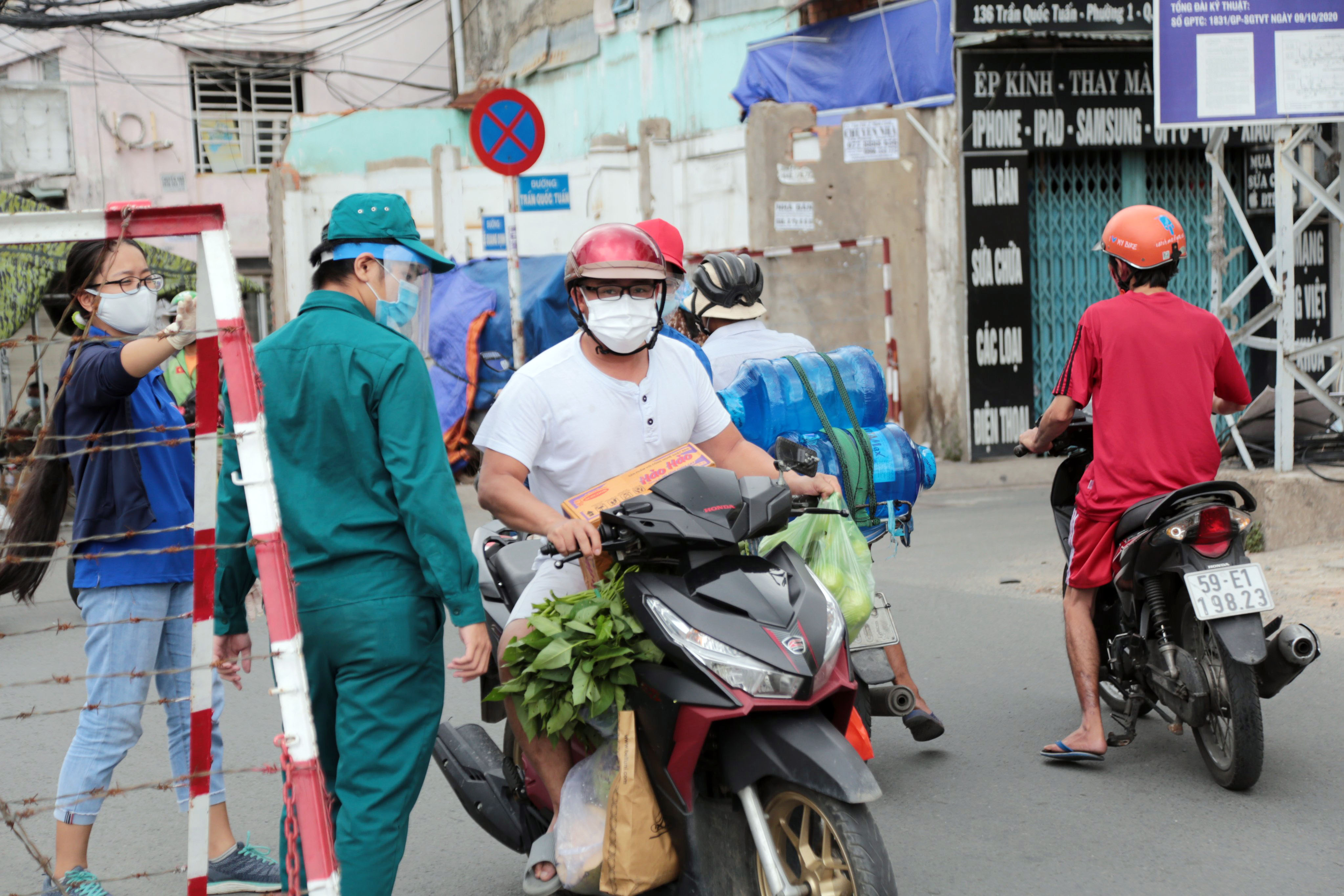 Nhiều chốt kiểm soát dịch ở TP.HCM được tái lập, người dân bị kiểm tra ngẫu nhiên - 7