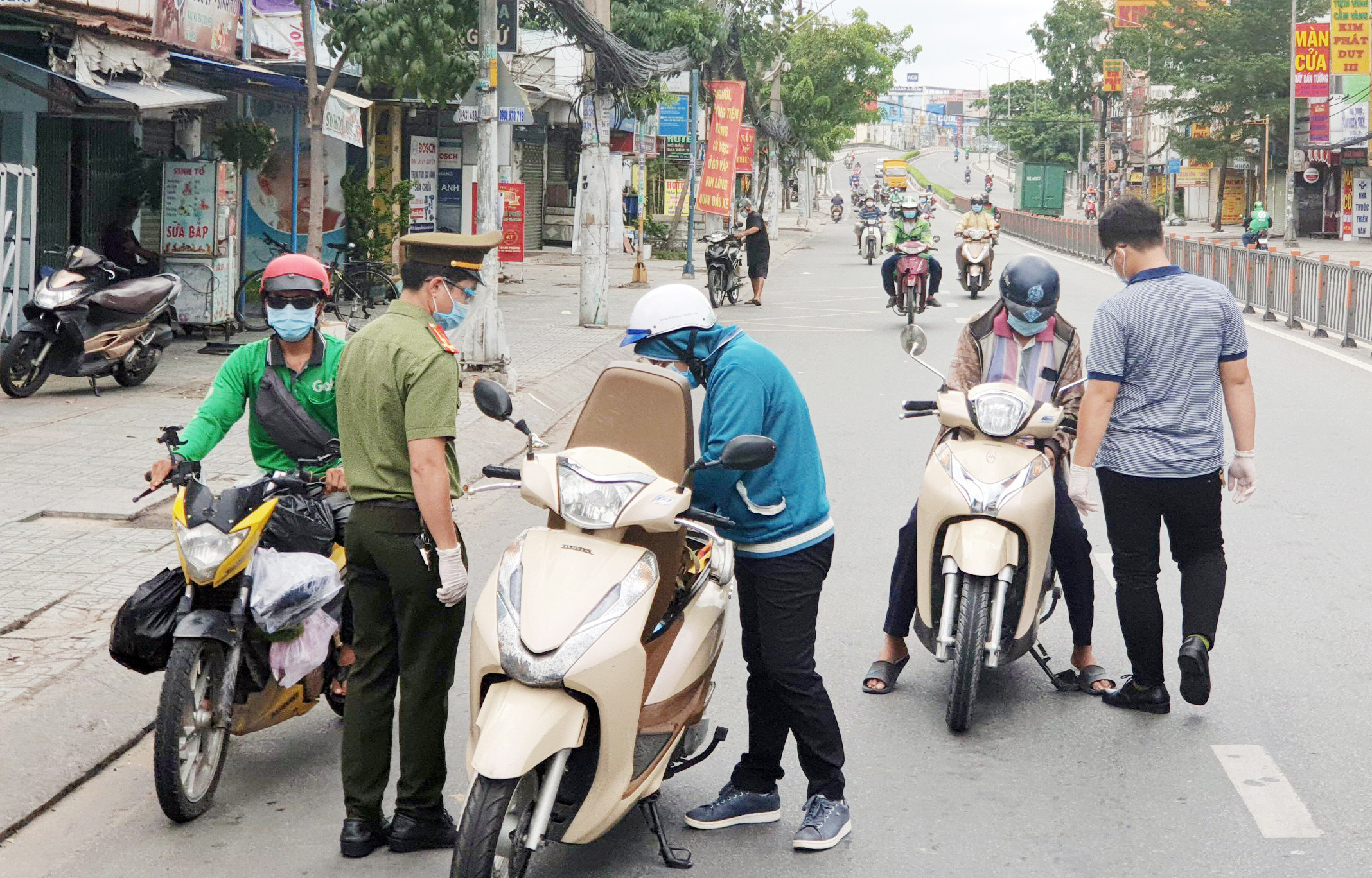 Nhiều chốt kiểm soát dịch ở TP.HCM được tái lập, người dân bị kiểm tra ngẫu nhiên - 9