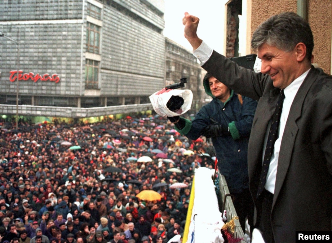Zoran Djindjic vẫy chào những người ủng hộ năm 1997.