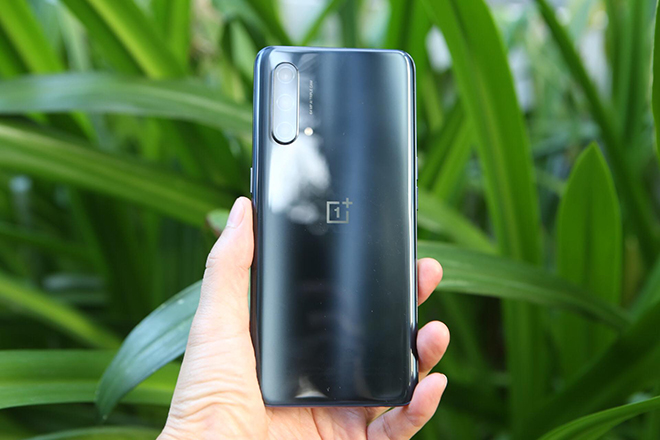 Đánh giá OnePlus Nord CE 5G: Smartphone 5G pin "trâu", chơi game tốt - 3