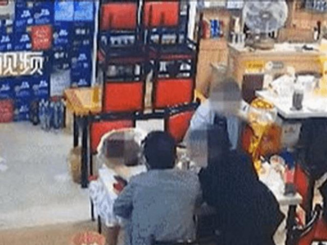 Phi thường - kỳ quặc - Đến quán ăn đêm, cô gái được 3 thanh niên mời rượu nhiệt tình, vài tiếng sau tắc thở ngay trên bàn nhậu