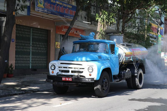 Lực lượng quân đội phun hóa chất khử khuẩn trên đường phố TP Tuy Hòa. Ảnh: PHẠM CƯỜNG