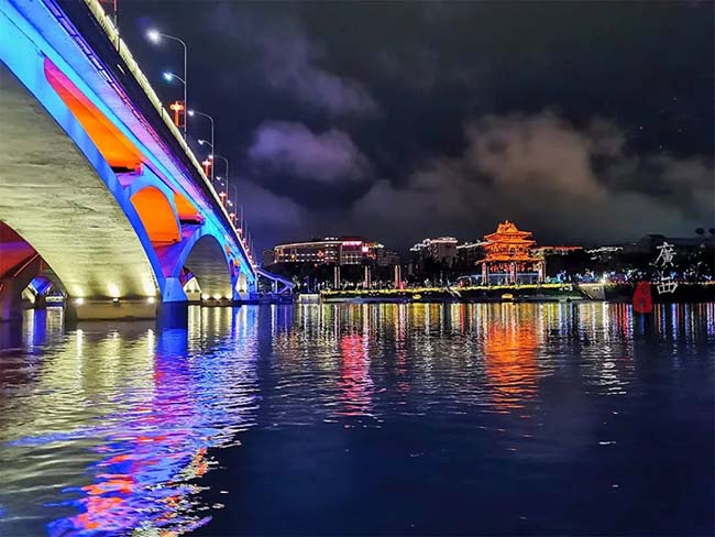 Vì là hệ thống dẫn nước xung quanh thành phố nên những cây cầu chắc chắn không thể thiếu.&nbsp;Trên đường đi tham quan, bạn sẽ thấy rất nhiều cây cầu với những kiểu dáng và hình dạng khác nhau.
