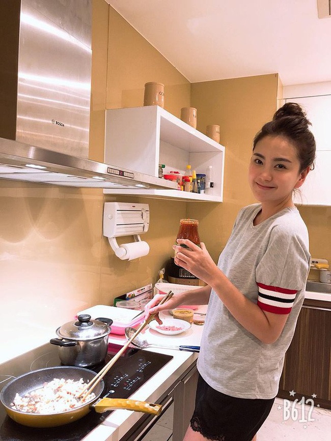 Dù bận rộn với công việc nhưng Mai Ngọc luôn tranh thủ vào bếp nấu nướng cho cả nhà. 
