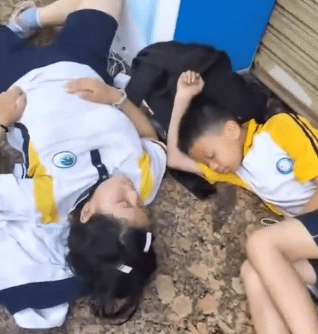 Có thể thấy, hai đứa trẻ đã phải thức dậy từ rất sớm để chuẩn bị ra đường từ trước 6h.