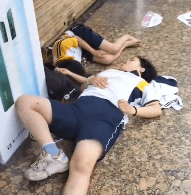 Hai học sinh vật vờ ngủ gật bên vỉa hè từ sáng sớm, nguyên nhân khiến ai nghe xong cũng hết sức tức tối - 2