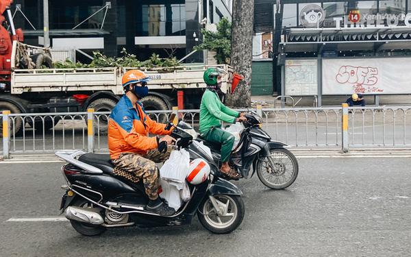 Anh Hồ Hoàng Minh, ngụ quận Bình Thạnh, người giao hàng của một hãng công nghệ cho biết, công việc vất vả hơn, lại không có nơi nghỉ chân, ăn trưa do hàng quán chỉ bán mang về, song điều anh lo lắng nhất lúc này là làm sao có thu nhập ổn định.