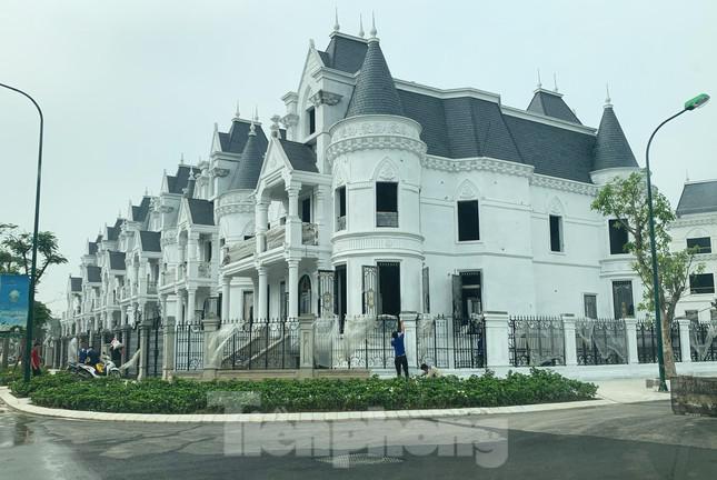 Hình ảnh 6 căn biệt thự lâu đài hoa hồng mới hoàn thiện mặt ngoài, với giá bán có căn trên 100 tỷ đồng nhưng vẫn có khách đặt mua tại khu đô thị Ciputra - giai đoạn 3 (phường Phú Thượng, quận Tây Hồ), được “đại gia” Hà Thành xuống tiền.
