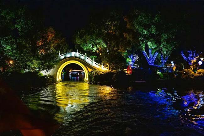 Thành phố Quế Lâm là nơi được đánh giá cao về phong cảnh, có sự hòa quyện giữa cảnh sắc núi và sông, là thiên đường với nhiều cảnh đẹp. Ngoài cảnh đẹp vào ban ngày, có nhiều người không biết đến thú vui đi thuyền ngắm cảnh đêm ở đây.

