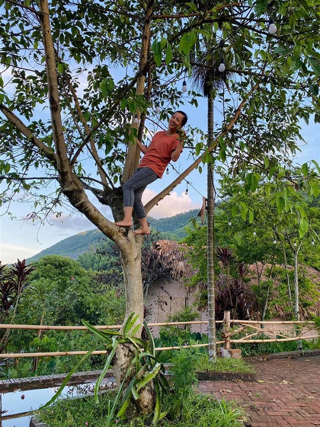 Trước phản ứng của cộng đồng mạng, Minh Trang cảm thấy bất ngờ vì không nghĩ là nhiều người lại để ý ngoại hình của mình đến vậy. Cô cũng cho biết đây là hình ảnh khi cả gia đình về quê tại Thái Nguyên để tránh dịch và tìm môi trường cho con cái khám phá thiên nhiên và trải nghiệm.
