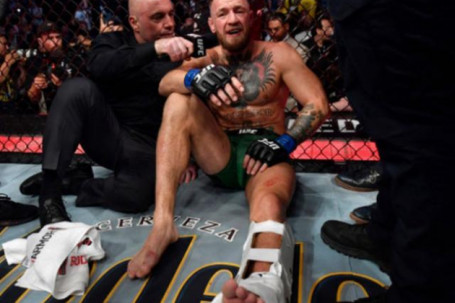 Phanh phui bí mật McGregor chưa đấu Poirier đã gãy chân, lỗi tại “Bố già” UFC