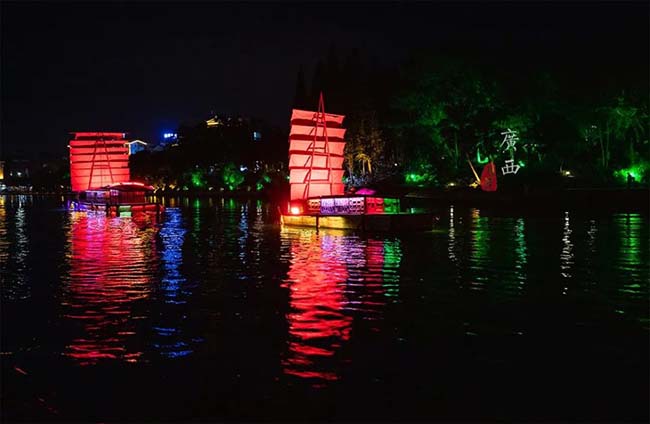 Cảnh quan sông hồ ở đây làm nổi bật lên các di tích lịch sử. Khi người ta làm lại hệ thống sông nước, một số lượng lớn di tích văn hóa quan trọng từng bị lãng quên đã được tu bổ, bảo vệ và khai quật.
