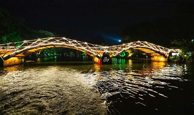 Điều tuyệt vời nhất là bạn có thể thưởng ngoạn hơn 10 ngọn núi nổi tiếng khi ngắm cảnh đêm trên thuyền. Những ngọn núi vào ban đêm trở nên mờ ảo, ngập tràn ánh điện nhiều màu sắc, phản chiếu trên mặt nước tạo nên khung cảnh cực kỳ ấn tượng.


