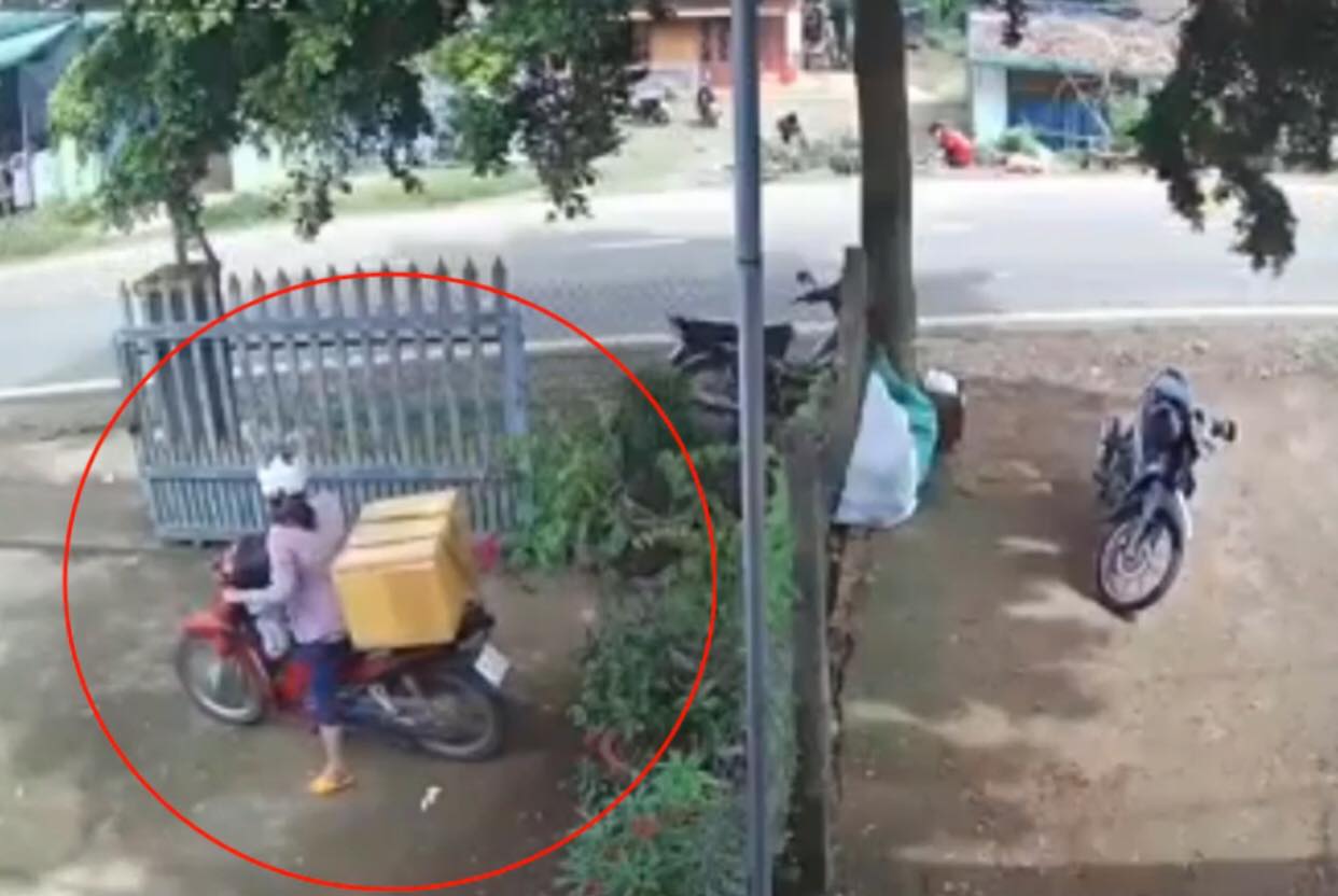 Khi điều khiển xe chạy từ trong ngõ, đường nhánh ra đường chính, lái xe máy phải giảm tốc độ, nhường đường cho xe trên đường chính.