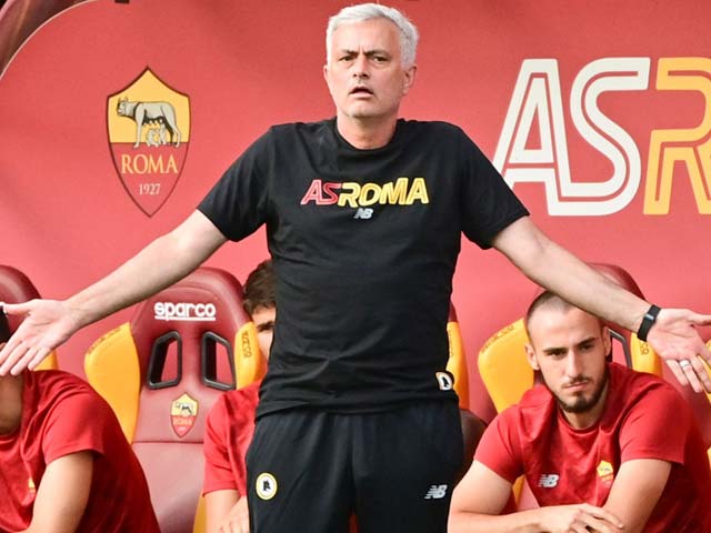 Mourinho trong trận ra mắt với AS Roma