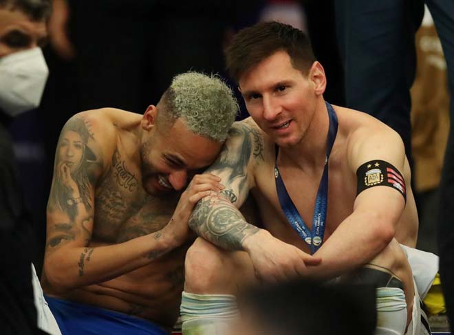 Neymar và Messi nói chuyện trong đường hầm sân Maracana sau trận chung kết Copa America