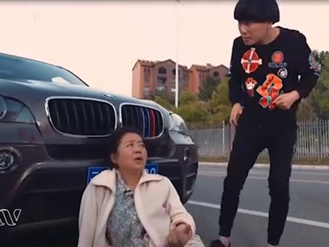 Cười 24H - "Ăn vạ" cũng phải biết chọn lọc đối tượng mới là đỉnh cao!