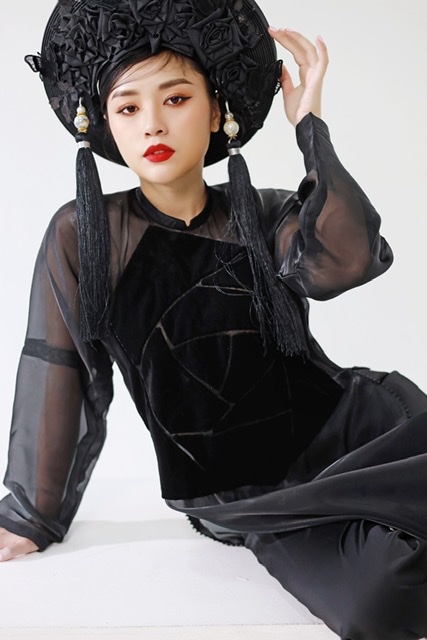“Công chúa Sao Mai” Nguyễn Thu Hằng đẹp ma mị trong bộ ảnh thời trang áo dài - 1