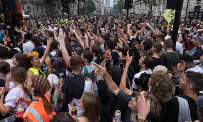 Hàng ngàn người biểu tình ở thủ đô London hôm 27-6 để kêu gọi dỡ bỏ toàn bộ các hạn chế. Ảnh: Shutterstock