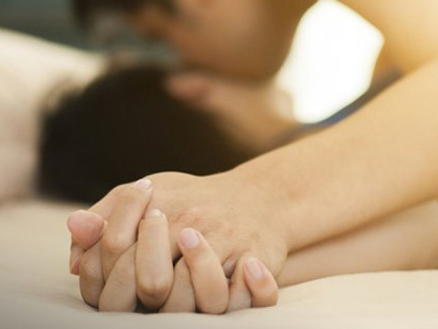 Bạn trẻ - Cuộc sống - Đang cùng chồng "nhập cuộc" cuồng nhiệt, cô vợ trẻ bỗng bị quát "dừng lại" và lý do không ngờ