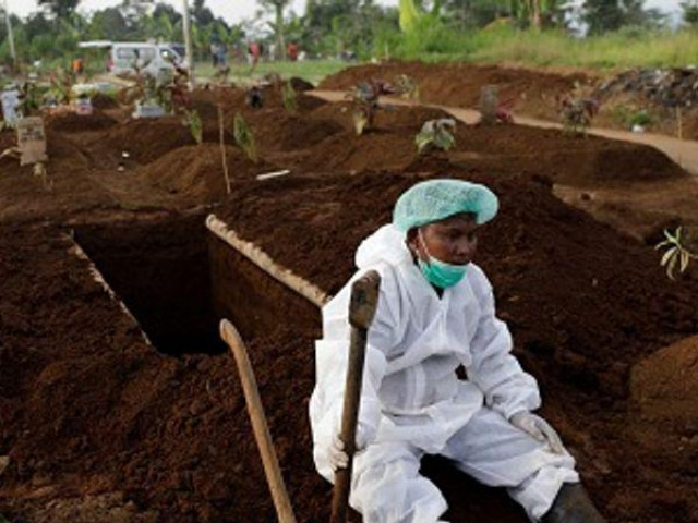 Thế giới - Indonesia: Ca nhiễm COVID-19 tăng mạnh, tình nguyện viên hỗ trợ đóng quan tài
