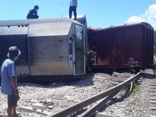 Tin tức trong ngày - Lật tàu hàng, đường sắt Bắc - Nam qua Quảng Trị tê liệt