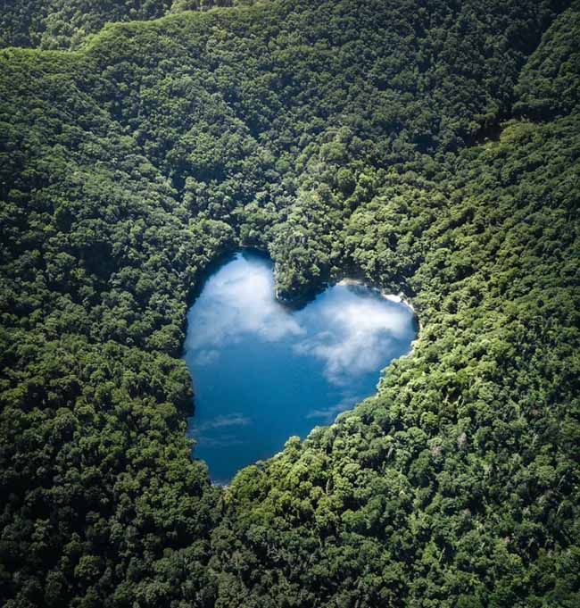 Hồ Toyoni ở Hokkaido, Nhật Bản khiến cho mọi người kinh ngạc khi có hình dáng trái tim độc đáo. Chỉ khi đứng từ trên cao hoặc dùng flycam bạn mới có thể thấy được sự kỳ diệu của tạo hóa này.
