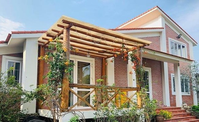 Ngoài căn nhà riêng tiền tỷ tại Hà Nội, gần đây, Hồng Đăng còn “tậu” 1 căn nhà vườn rộng 1.300m2 tại Đại Lải, Vĩnh Phúc, để cả gia đình nghỉ dưỡng.
