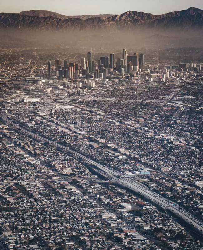 Đây là một bức ảnh chụp ở Los Angeles, sự chen chúc của những ngôi nhà ở thành thị khiến người ta có cảm giác như nghẹt thở.
