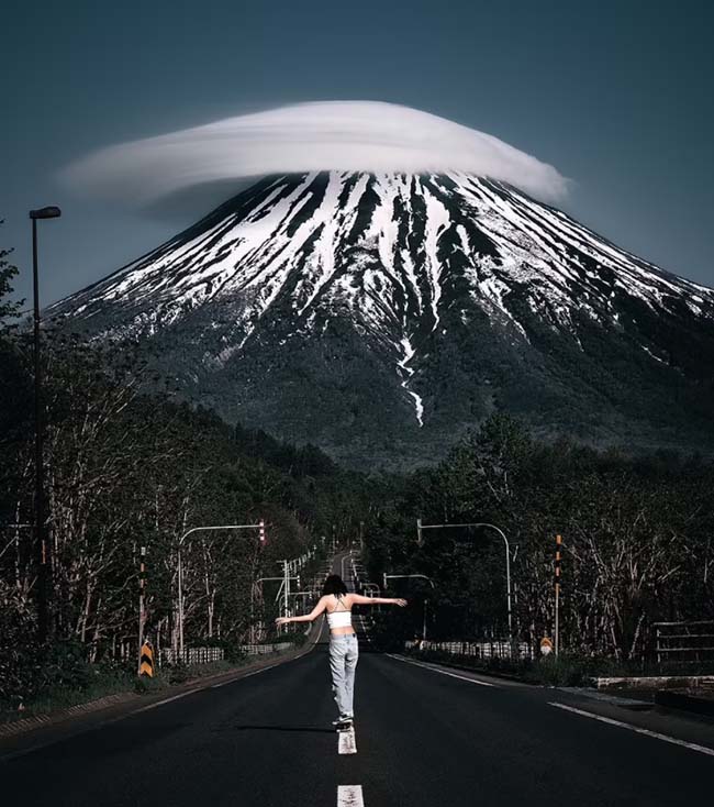 Trong hình ảnh nổi bật này, một cô gái trượt ván xuống một con đường ở Hokkaido, phía trước ngọn núi lửa đang hoạt động - núi Yotei. RK nói: “Đây thực sự là một bức ảnh hoàn hảo”.
