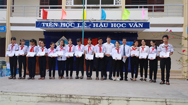 Ông Nguyễn Tất Hải (Áo trắng ở giữa) Tổng GĐ Công ty Cổ phần Tập đoàn Chas Invest trao học bổng cho học sinh nghèo vượt khó trước làn sóng Covid đợt 4