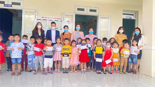 Ông Nguyễn Thanh Lịch đại diện Công ty Cổ phần Bất động sản K-Pot trao quà cho các em học sinh những ngày đầu làn sóng dịch Covid đợt 4