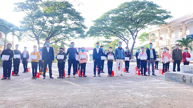 Đại diện Công ty CP BĐS K-Pot và Sàn BĐS Chas Land trao quà cho các em học sinh trong thời điểm làn sóng Covid đang lên cao